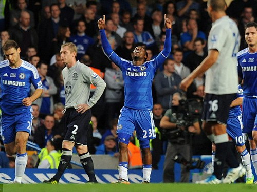 Xóa “dớp” Everton, Chelsea bám đuổi Manchester